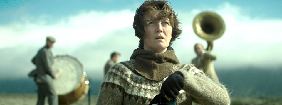 Kona fer í stríð (Woman at War)